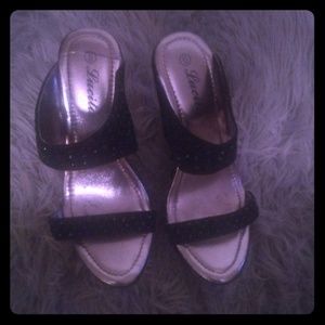 Six inches black open toes wedge shoes.